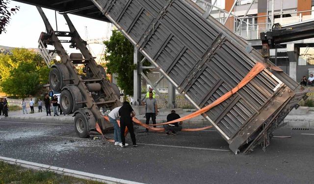 Tırın dorsesi üst geçide takıldı