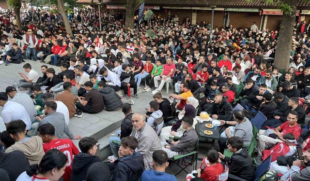 Vatandaşlar milli maç heyecanını dev ekranda yaşadı