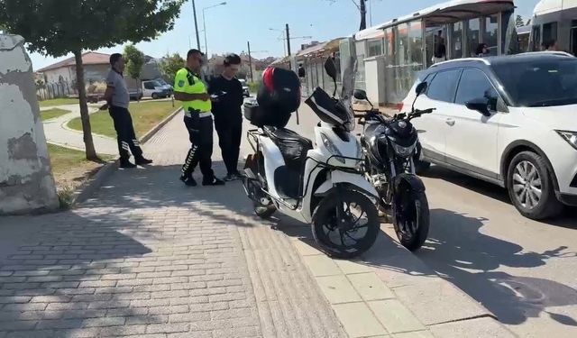 Yaya geçidinde motosikletler çarpıştı