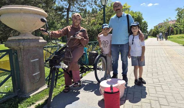 2 minik simitçi ilgi odağı oldu