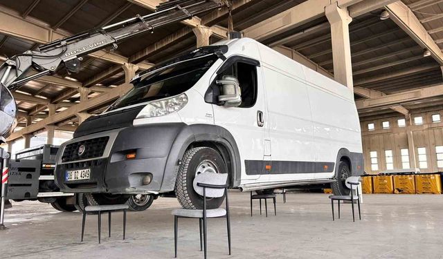 2,5 tonluk minibüsü sandalyenin üzerinde taşıdı