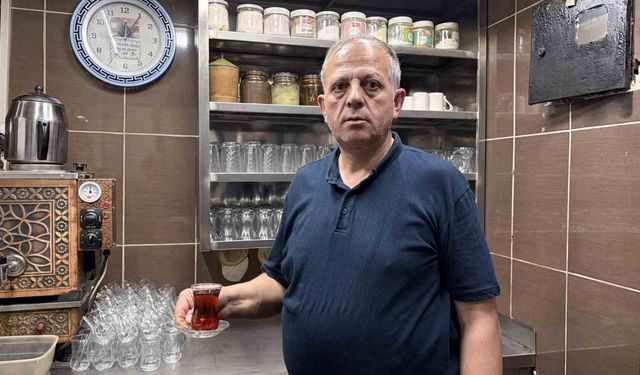 4 metrekare dükkanda 43 yıldır çay demliyor