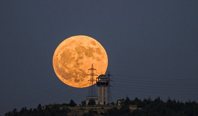 Astrofotoğrafçı 'Çilek Dolunayı'nı böyle görüntüledi