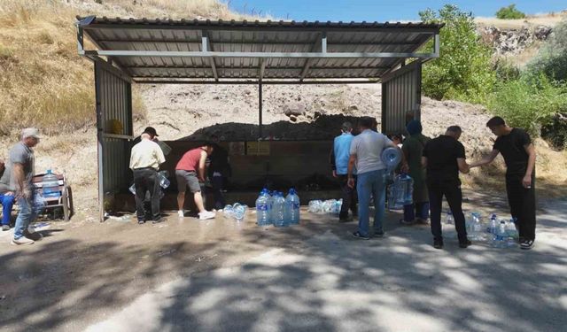 Başkentte 3 gün susuz kaldılar, çeşmelere akın ettiler
