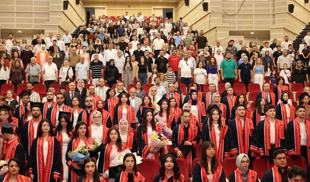 ERÜ Edebiyat Fakültesi'nde 450 öğrenci mezun oldu
