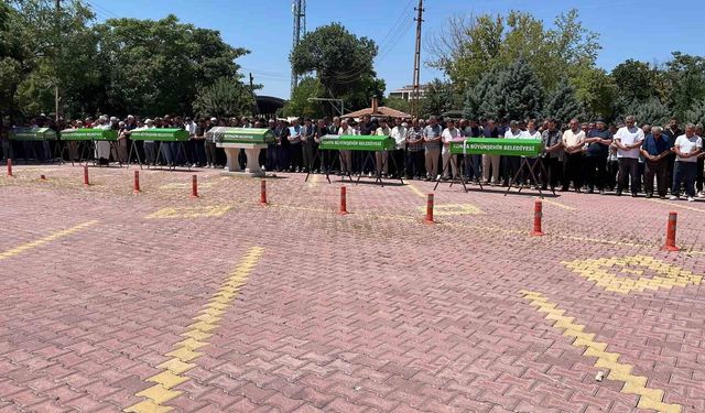 Feci kazada hayatını kaybeden aile son yolculuğuna uğurlandı
