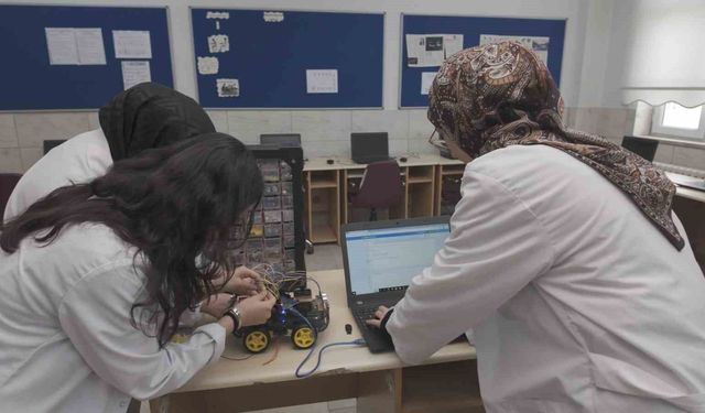 Gençler hem meslek öğreniyor hem üretiyor
