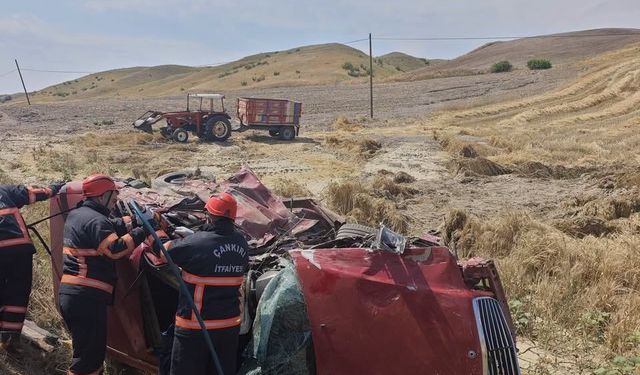 Hafif ticari araç ile otomobil çarpıştı: 3 ölü, 4 yaralı