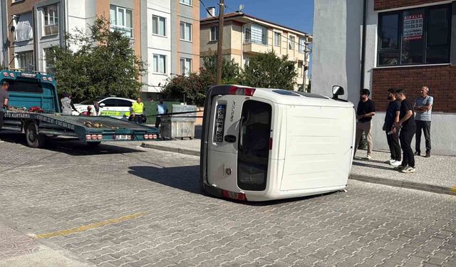 İki hafif ticari araç çarpıştı: 3 kişi yaralandı