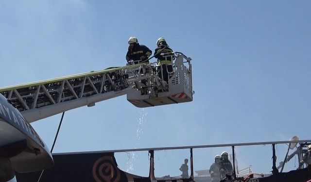 İş yerinde çıkan yangın paniğe neden oldu