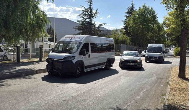 İşçi servisi ile otomobil çarpıştı: 11 yaralı