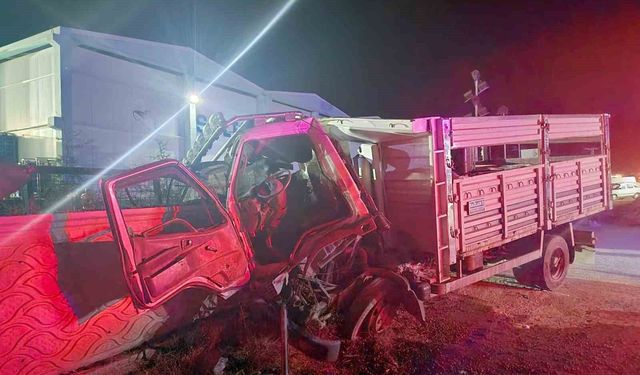 Kamyon önce traktöre sonra duvara çarptı: 1 ölü, 3 yaralı