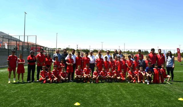Karaman'ın Kazımkarabekir ilçesinde yaz futbol kursu açıldı