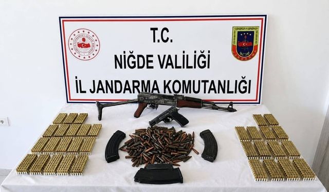 Niğde'de bir evde yapılan aramada AK-47 kalaşnikof tüfek ve ruhsatsız tabanca ele geçirildi