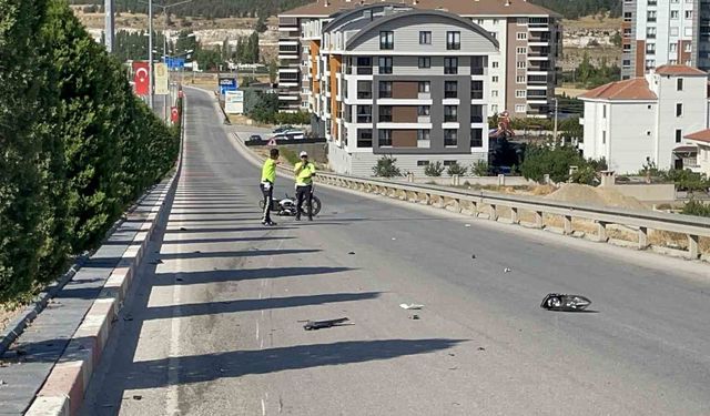 Otomobille çarpışıp devrilen motosikletin sürücüsü yaralandı