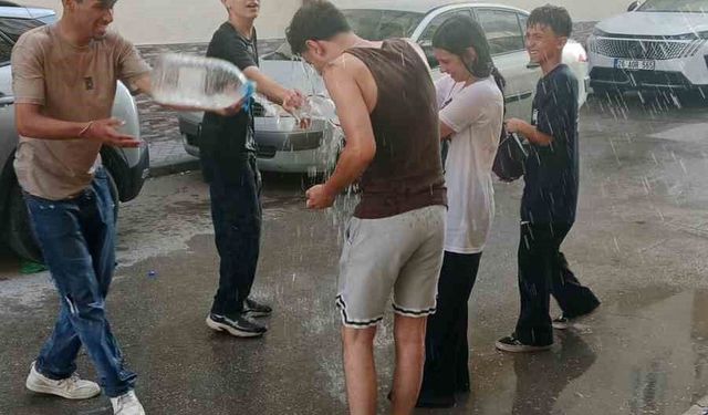 Sıcaktan bunalan gençler serinlemek için su savaşı yaptı
