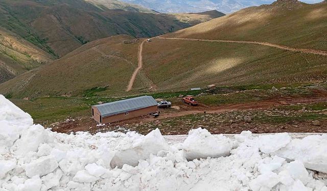 Temmuz ayında karla mücadele çalışmaları sürüyor