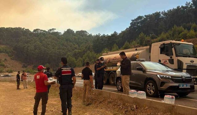 Türk Kızılay'dan yangın bölgelerinde hem ekiplere hem de vatandaşlara beslenme desteği