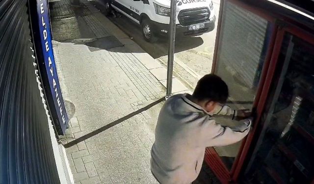 2 çocuk kilitli meşrubat dolabını böyle zorladı