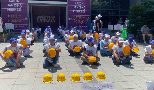 Alacaklarının ödenmediğini iddiasıyla bir araya gelen Doruk Madencilik çalışanları, Çankaya Belediyesi önünde eylem yaptı