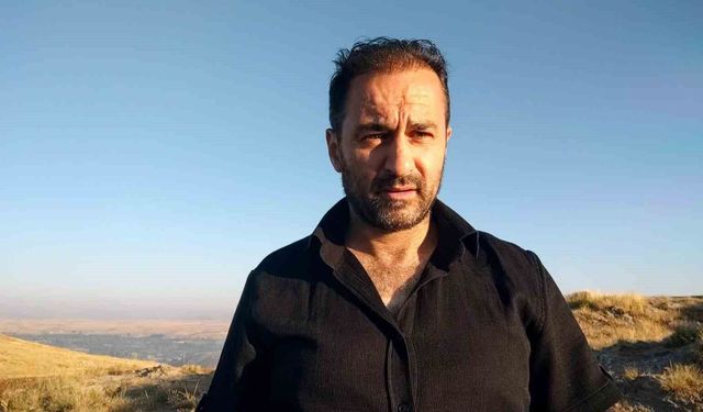 Anne ayı ve iki yavrusu sabahın erken saatlerinde yemek ararken görüntülendi