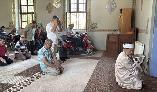 Asırlık cami 17 yıldır ibadetin önündeki 'engelleri' kaldırıyor