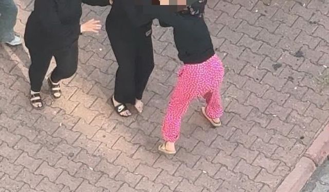 İki kadının saç başa kavgası kamerada