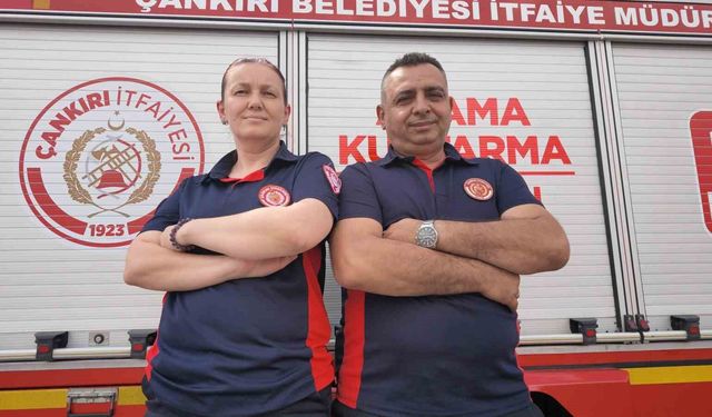 İtfaiyeci çift birlikte can kurtarıyor: Biri telsiz başında, diğeri olay yerinde görevini aşkla yapıyor