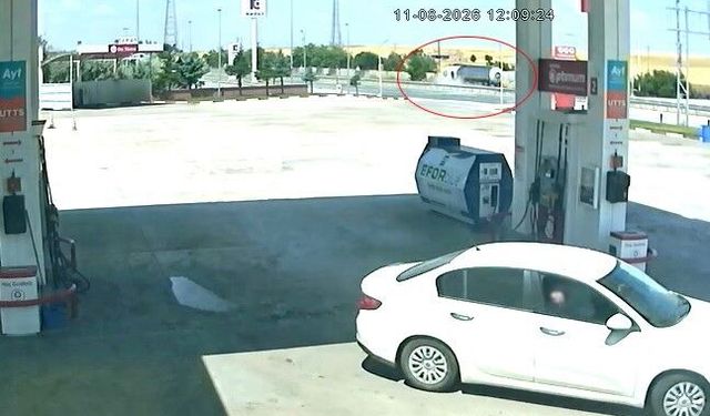 Kalp krizi geçiren tır sürücüsü bariyerlere çarparak kaza yaptı