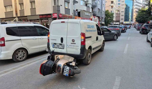Korkutan kaza: Motosiklet, hafif ticari aracın altına girdi