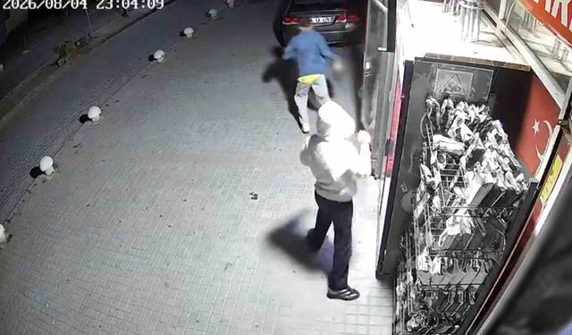 Marketten içecek çalan çocuklar kamerada