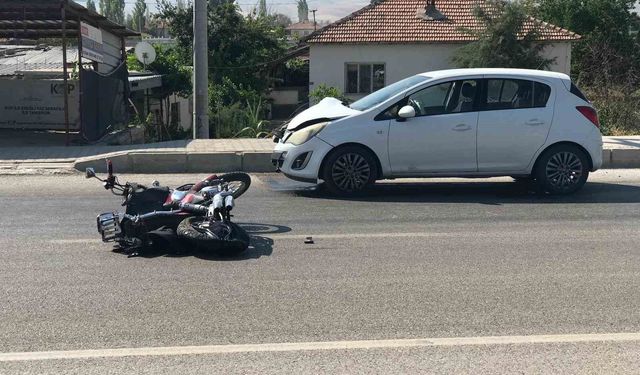 Otomobilin çarptığı motosikletin sürücüsü ağır yaralandı