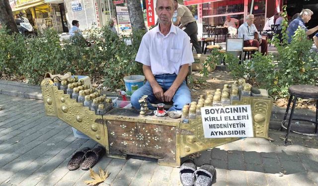 Seyyar ayakkabı boyacısının astığı yazı çevrede dikkat çekiyor