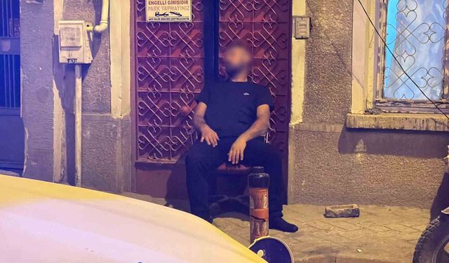 Sokakta sandalye üzerinde sızan şahıs polisi harekete geçirdi