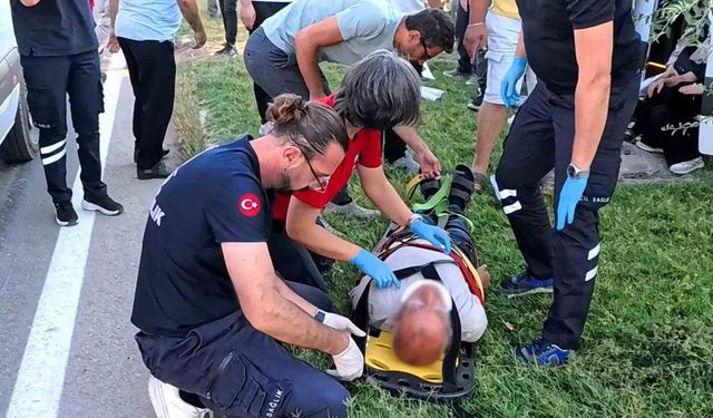 Sürücü rahatsızlandı, servis minibüsü refüje çıktı: 6 yaralı