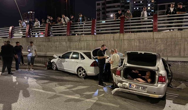 3 otomobilin karıştığı kazada 2 sürücü yaralandı
