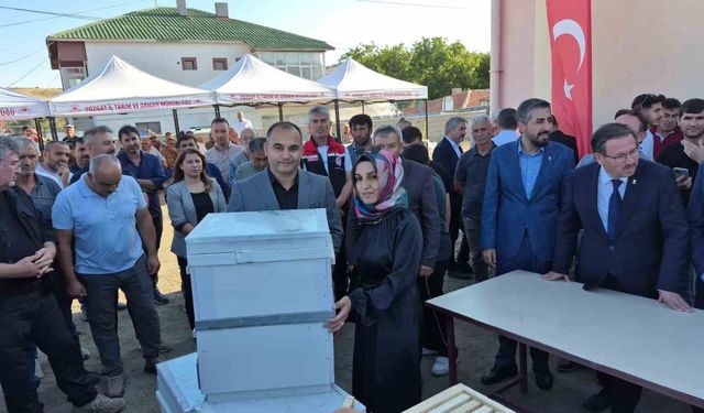 Arıcılara hibe destekli kovan dağıtımı yapıldı