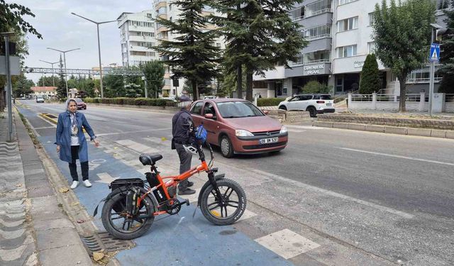Eskişehir'de otomobilin çarptığı bisiklet sürücüsü yaralandı