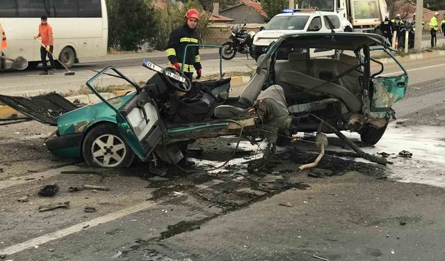 Hafif ticari aracın çarptığı Fiat Tofaş otomobil ikiye bölündü: 2 yaralı