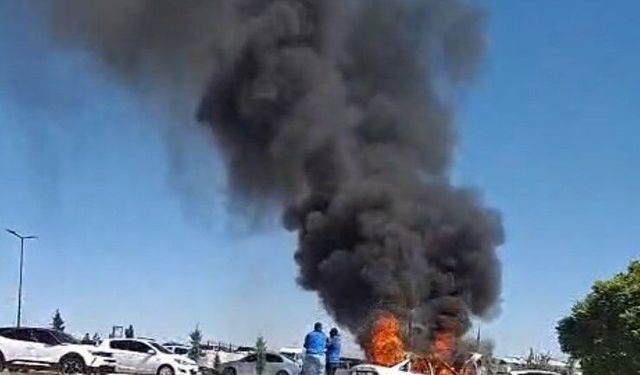 Hastane otoparkında yanan araç kullanılmaz hale geldi
