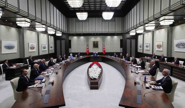 Kabine Toplantısı, Cumhurbaşkanı Recep Tayyip Erdoğan'ın başkanlığında Beştepe'de başladı.