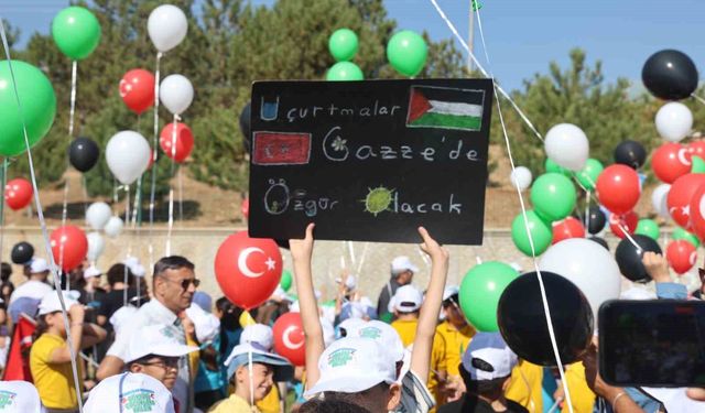 Konya'da Gazzeli çocuklar için balon ve uçurtmalar gökyüzüne bırakıldı