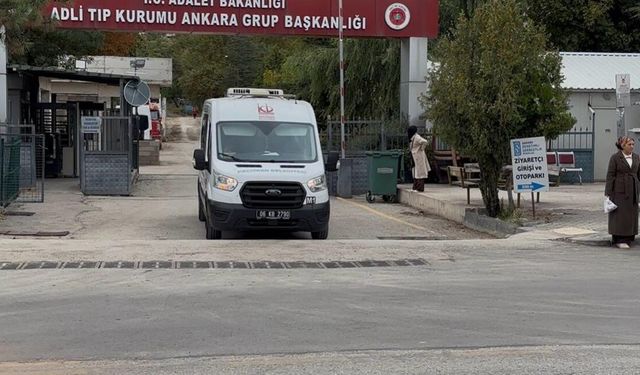 Motosiklet 2 otomobille çarpıştı: 1 ölü, 1'i çocuk 2 yaralı