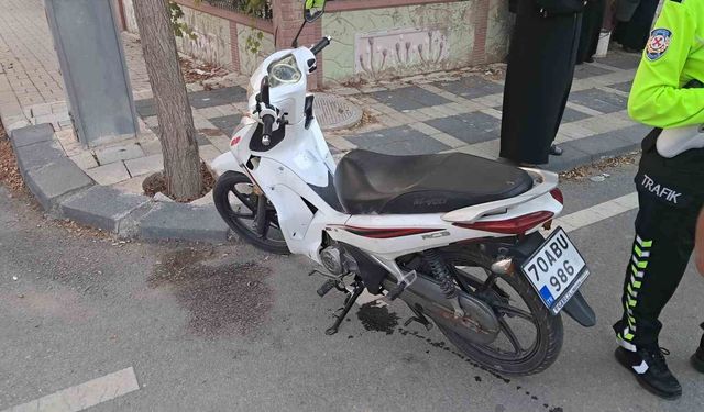 Otomobilin kapısına çarpan motosiklet devrildi: 2 yaralı