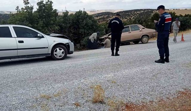 Otomobiller kafa kafaya çarpıştı: 1'i ağır 2 yaralı