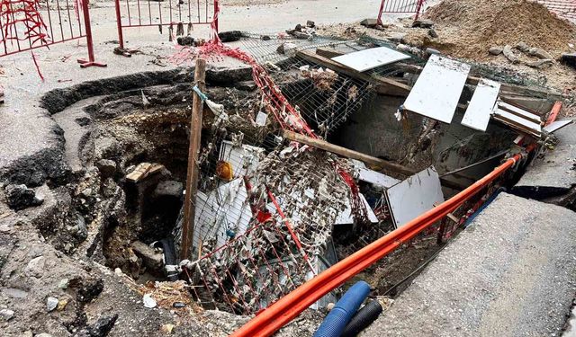 Sel sonrası yol yarıldı, hasarın boyutu gün ağarınca ortaya çıktı