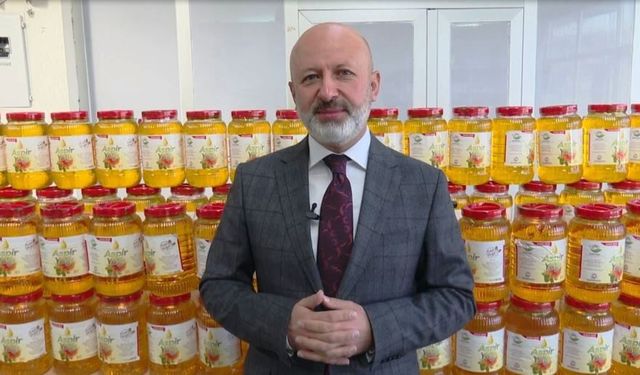 Başkan Çolakbayrakdar'ın ekimini ve hasadını yaptığı aspir yağı, vatandaşlara ücretsiz olarak dağıtılıyor