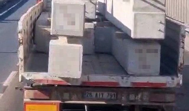 Eskişehir Çevreyolu'nda kamyondaki tonluk beton bloklar bağlanmadan taşındı