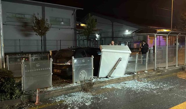 Eskişehir'de otomobil tramvay durağına daldı: 1 yaralı