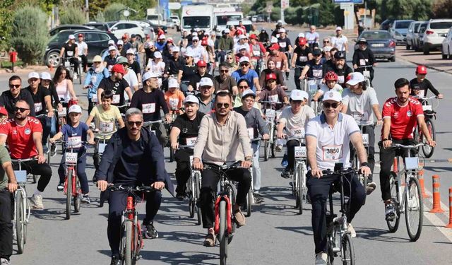 Hekimler, bisiklet turunda pedal çevirdi